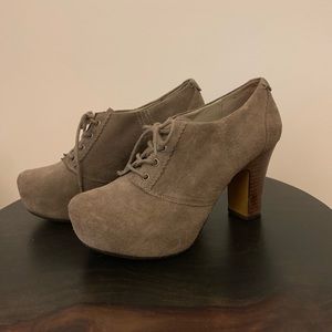 hinge Oxford heels
